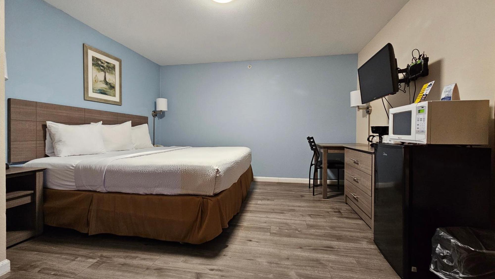 Travelodge By Wyndham Уеначи Екстериор снимка
